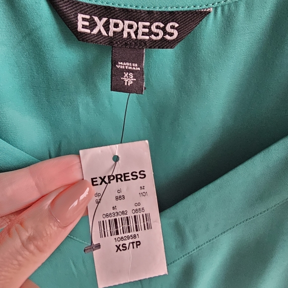 ✨️NWT✨️ Green V-neck Blouse with Adjustable Spaghetti Straps (XS) - Picture 5 of 6